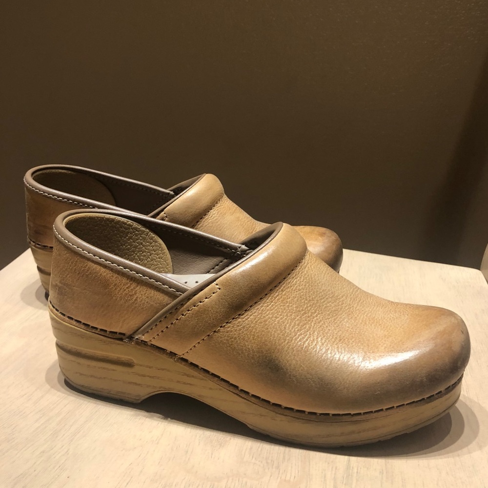 Dansko clogs distressed honey size 36